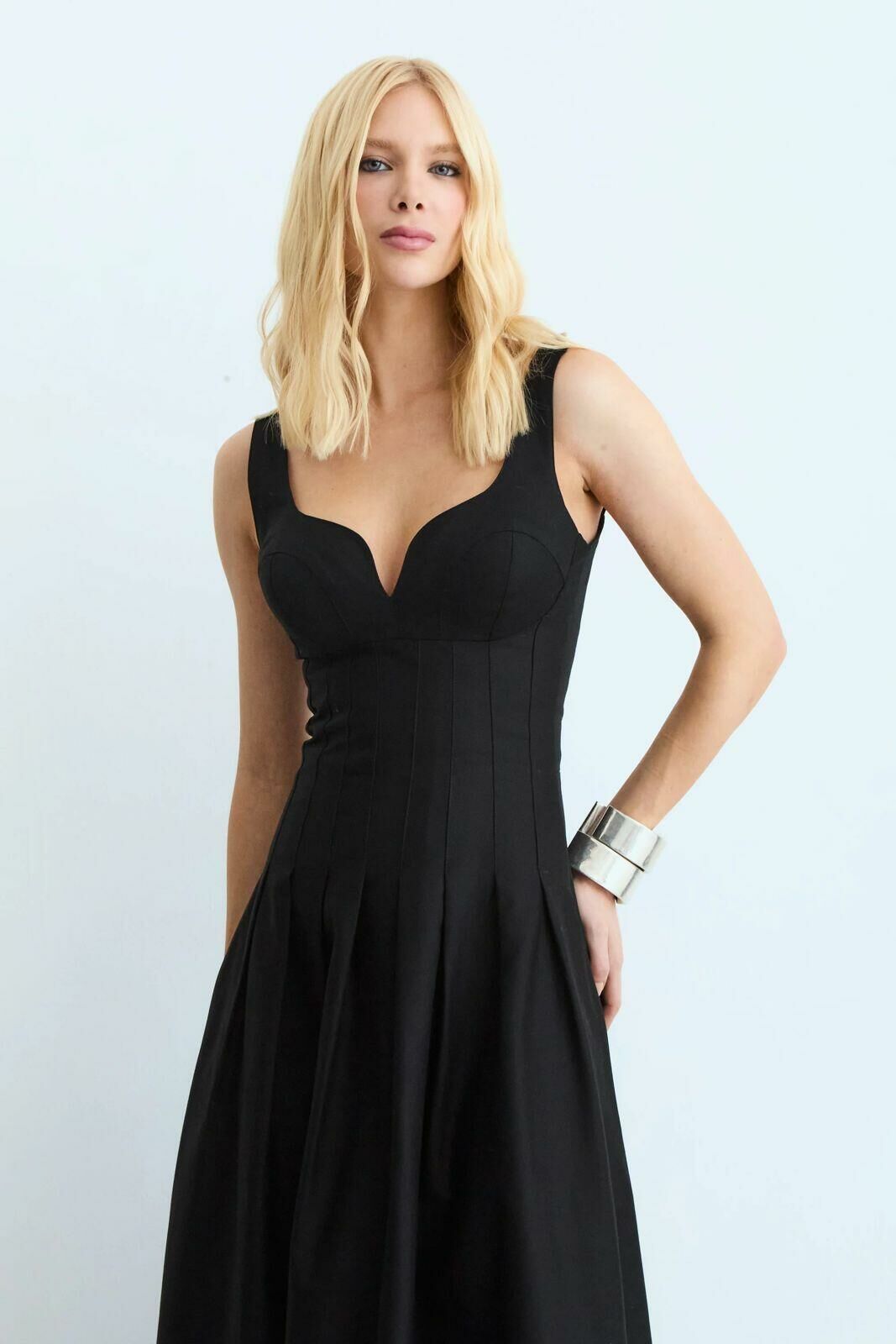 Imagem de Vestido Mídi Recorte V Busto E Pregas Na Saia Preto Zen